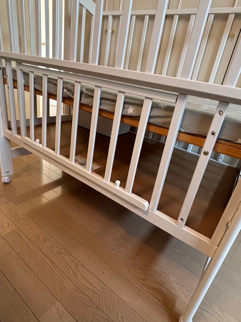 引取限定　KATOJI 木製ベビーベッド ホワイトハイタイプ。マット/寝具全て込