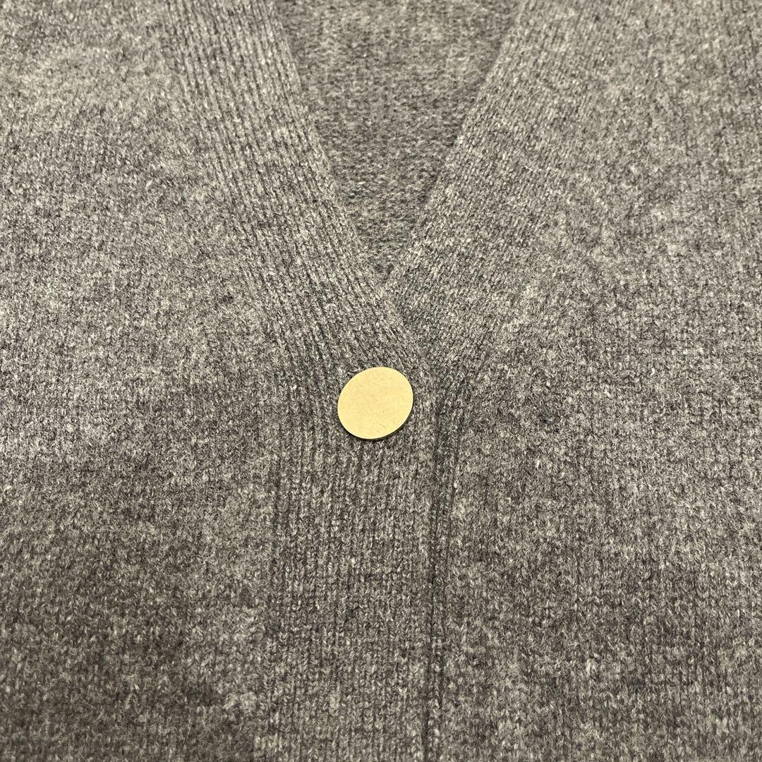 お値引き❣️美品✨conte vネックカーディガン　ニット　　メタルボタン　グレー