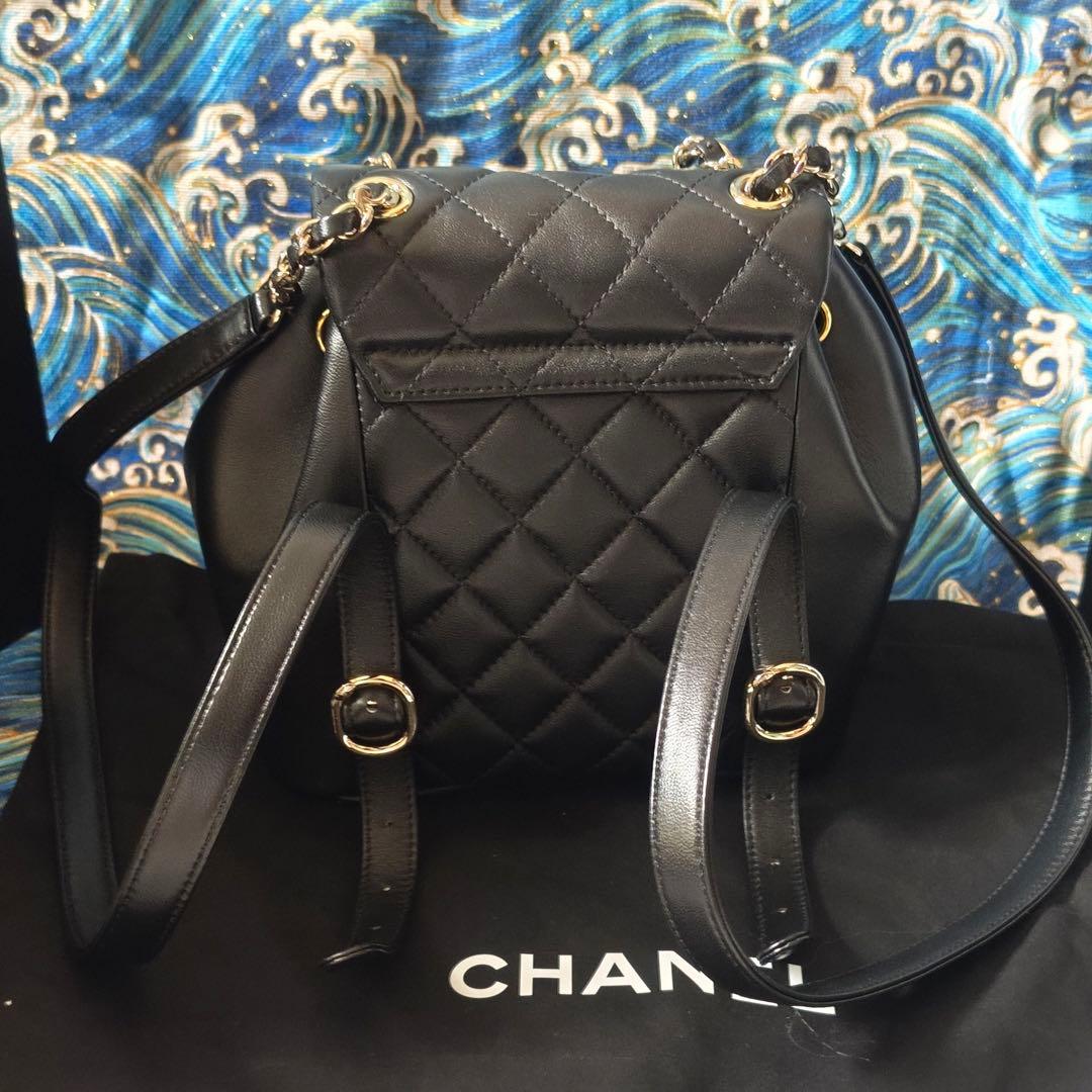 キルティングデザインのブラックリュック、ゴールドチェーン付き