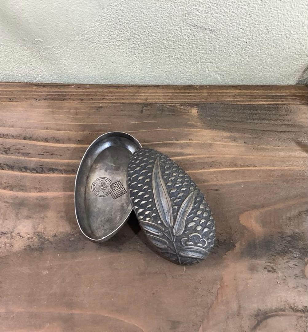 ヴィンテージ 純銀製　松竹梅　香合　小物入れ 純銀服部製 刻印有り　家紋入り