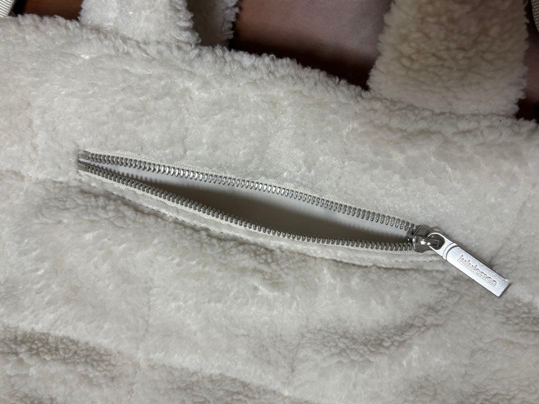 lululemon ホワイトもこもこバッグ