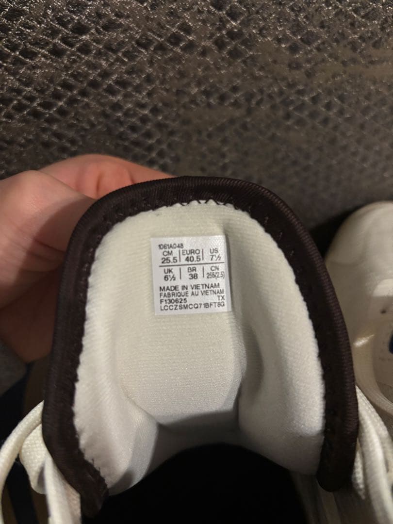 ASICS NOVA SURGE3 バスケットボールシューズ　白　箱タグ付き