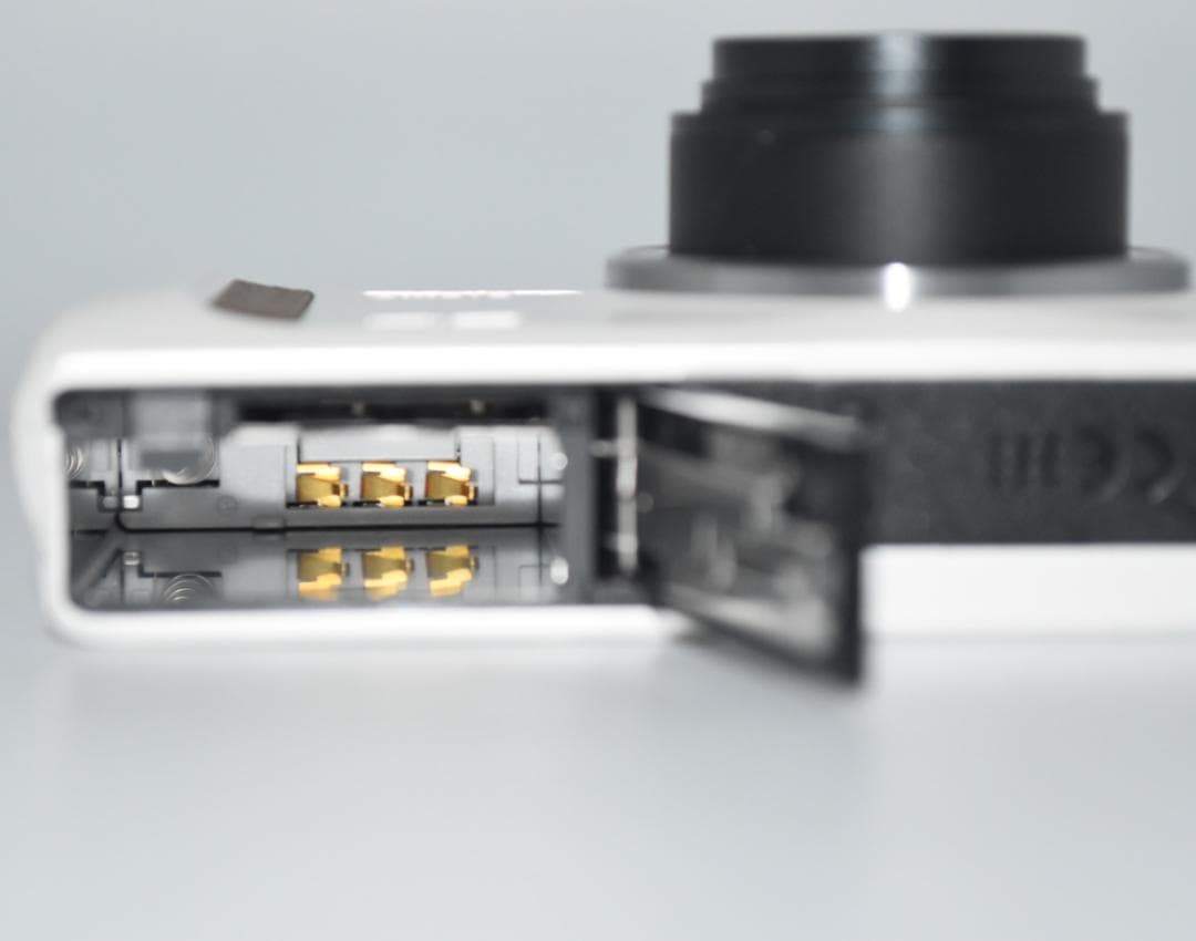 CASIO EXILIM EX-ZR400 ホワイト 【カメラケース付】