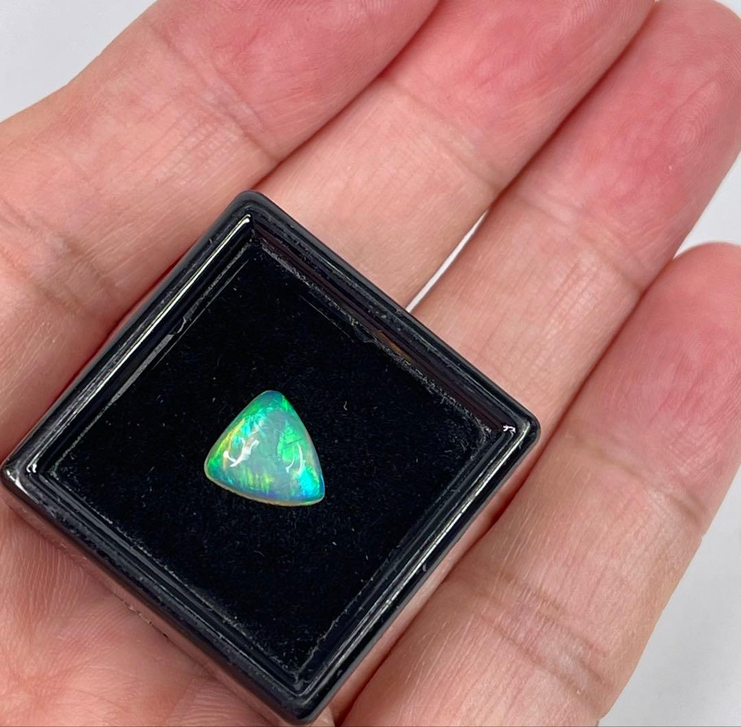 宝石ルース 『魅力的な全面の彩りの斑（ふ）』エチオピア産天然オパール1.360ソ