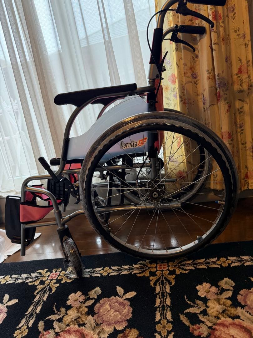 美品　自走式　車椅子 超軽量　ピンク 折りたたみ機能付き　引き取り限定