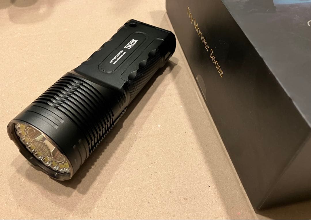 20000ルーメン NITECORE TM20K フラッシュライト
