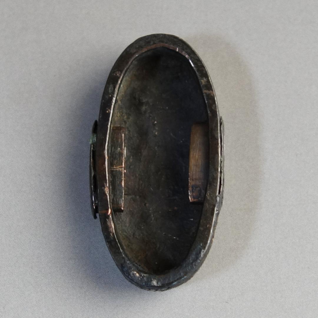 【桜花図縁頭 赤銅魚子地 金銀色絵】 刀装具 縁頭 鍔 鐔 日本刀 武具 骨董