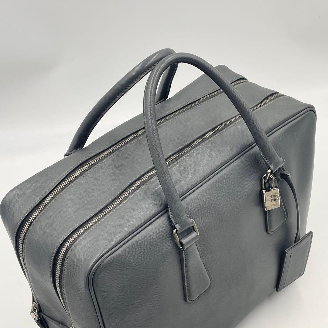プラダ サフィアーノレザー 大容量 ビジネスバッグ ボストン 2室 三角ロゴ