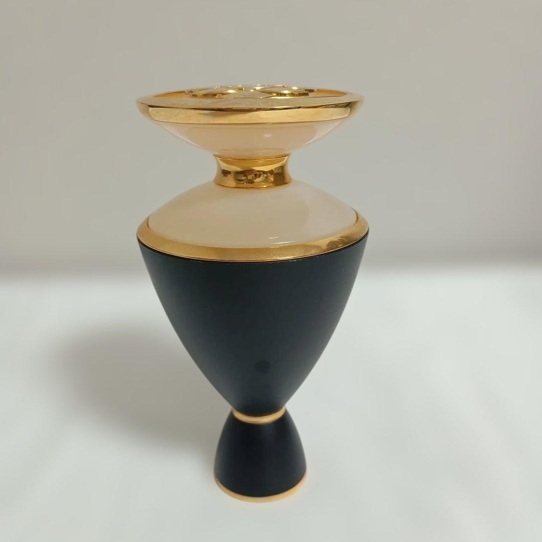 Bvlgari 香水 黒と金 円錐型