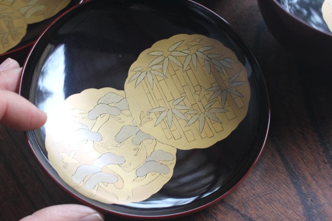 極小傷あり！極上紅溜塗にモダン松竹梅蒔絵のお椀2点（検輪島塗京塗蒔絵椀雑煮椀
