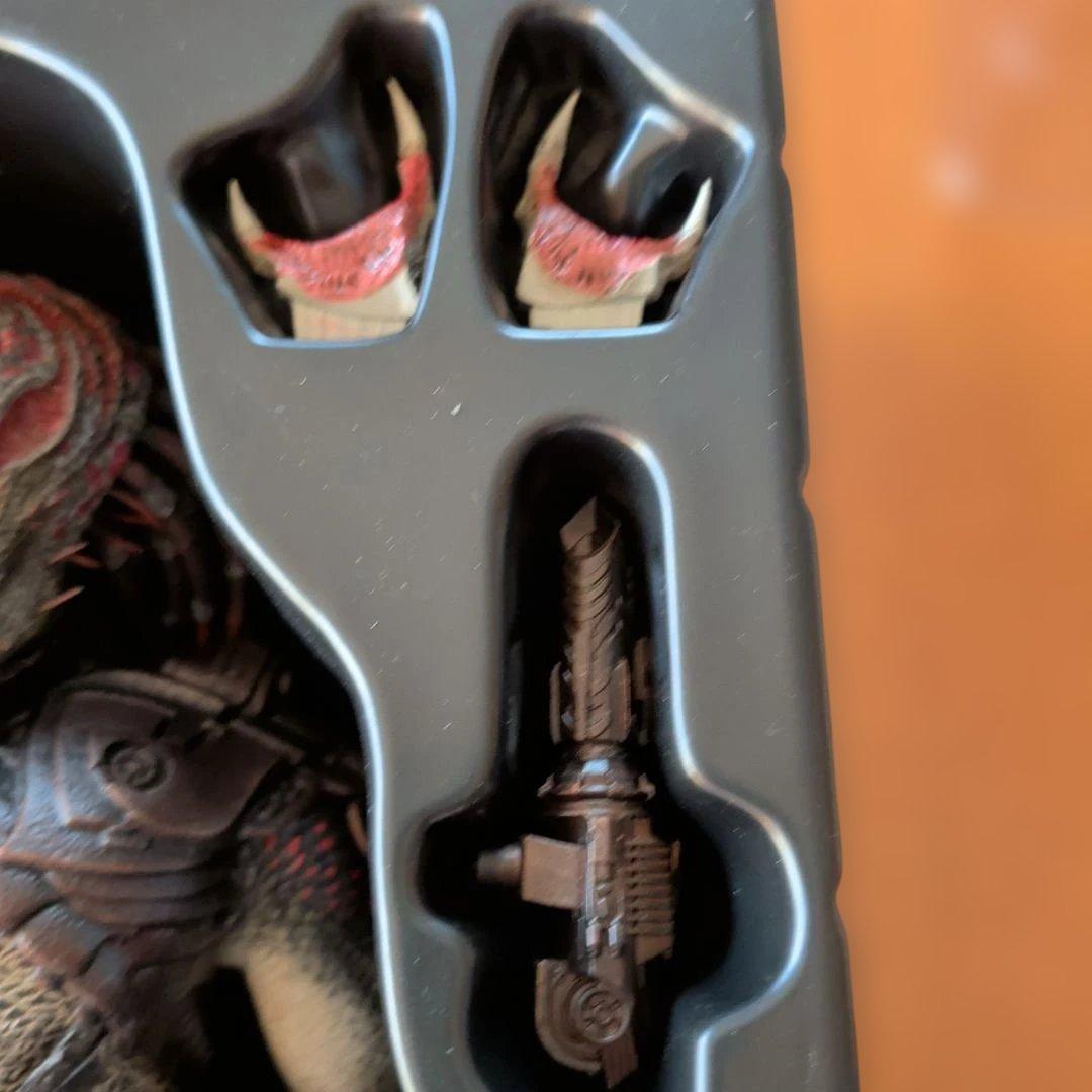 HOT TOYS Berserker Predator フィギュア