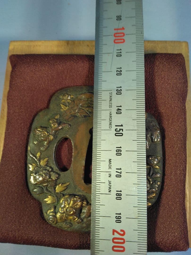 獅子と牡丹の高彫 魚々子　　鍔　鐔　刀装具