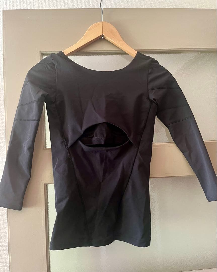 リントスル　ピラティス薄紫色 Vネック & 黒 ラウンドネック