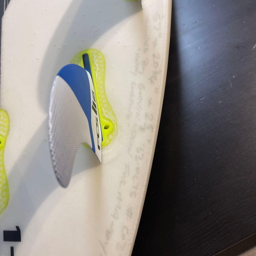 5.7 サーフボード　浮力有　1-DA 5フィンでバリバリ動く