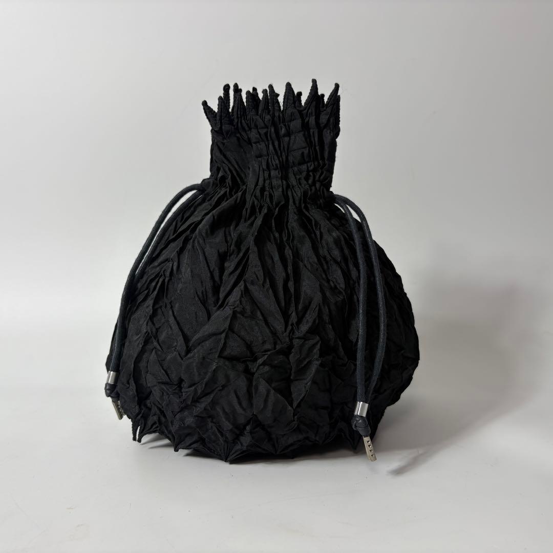 イッセイミヤケ　プリーツプリーズ　イッセイミヤケ　巾着　ポーチ　バッグブラック.