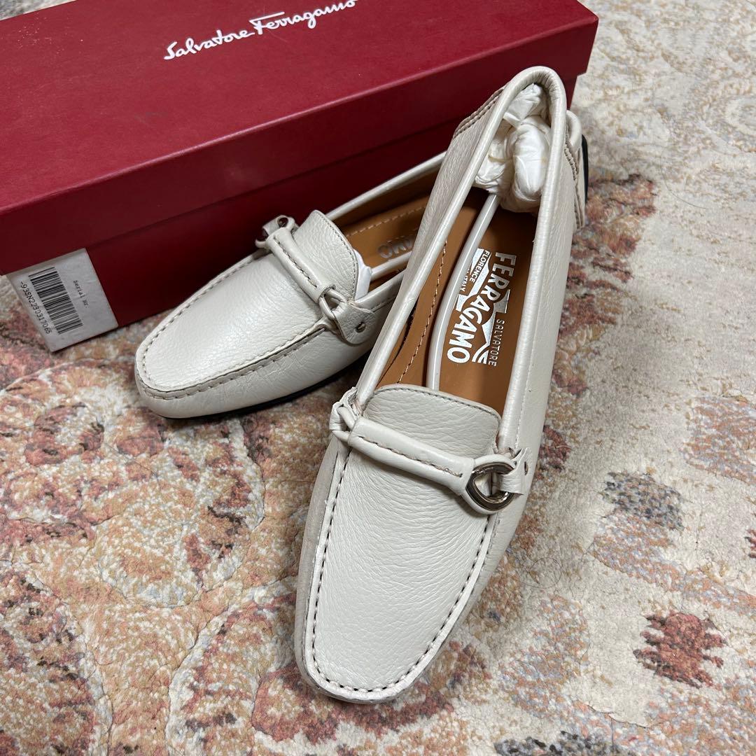 Salvatore Ferragamoドライビングシューズ　ローファー 23.5