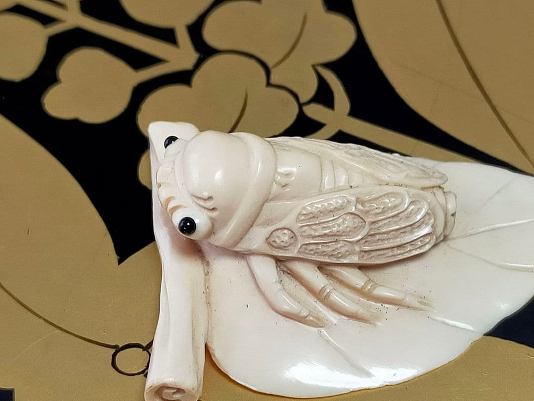 ♥　最高級　根付　蝉　セミ　在銘　骨董品　彫刻　アンティーク　レトロ