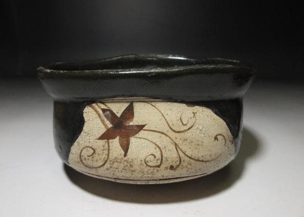 古織部 黒織部 沓茶碗 ／又玄斎花押・裏千家十一代 玄々斎 書付「百夜」／時代箱