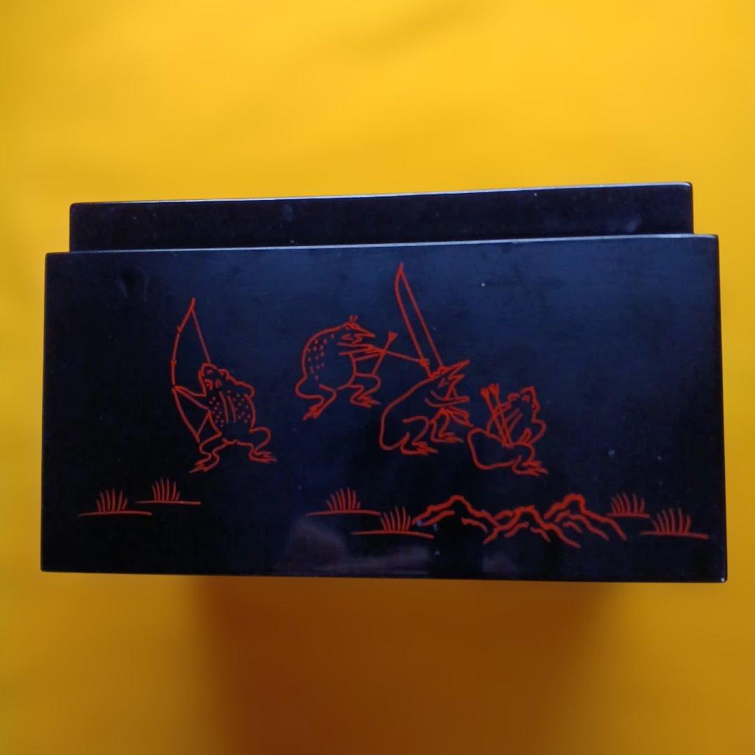 利休 茶箱 と 羽箒 鳥獣戯画の模様