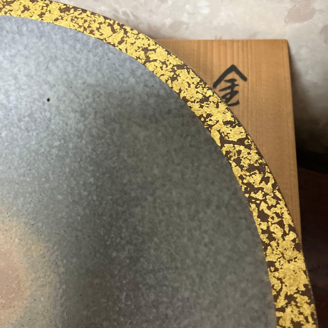 金彩皿「音羽山東哉造」（径３１㌢、高４．６㌢）