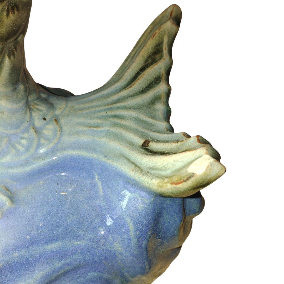 水面に跳び跳ねる鯉　置物　陶器製