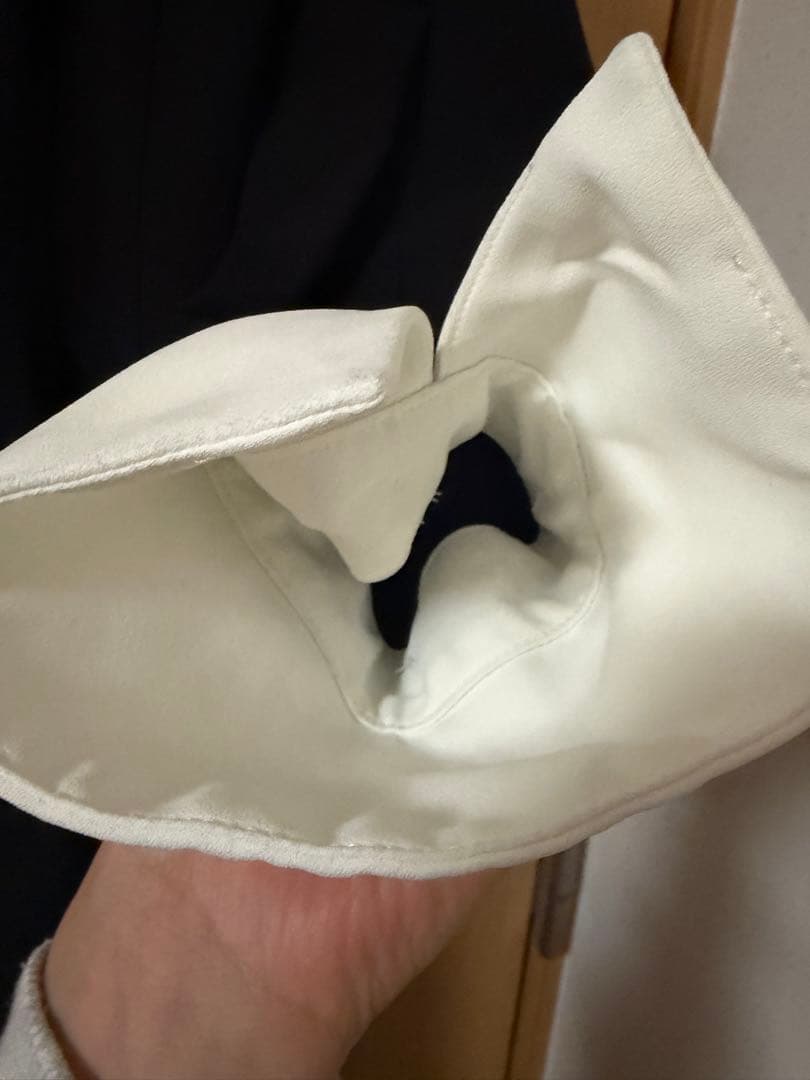 レース付き襟のブラックワンピース