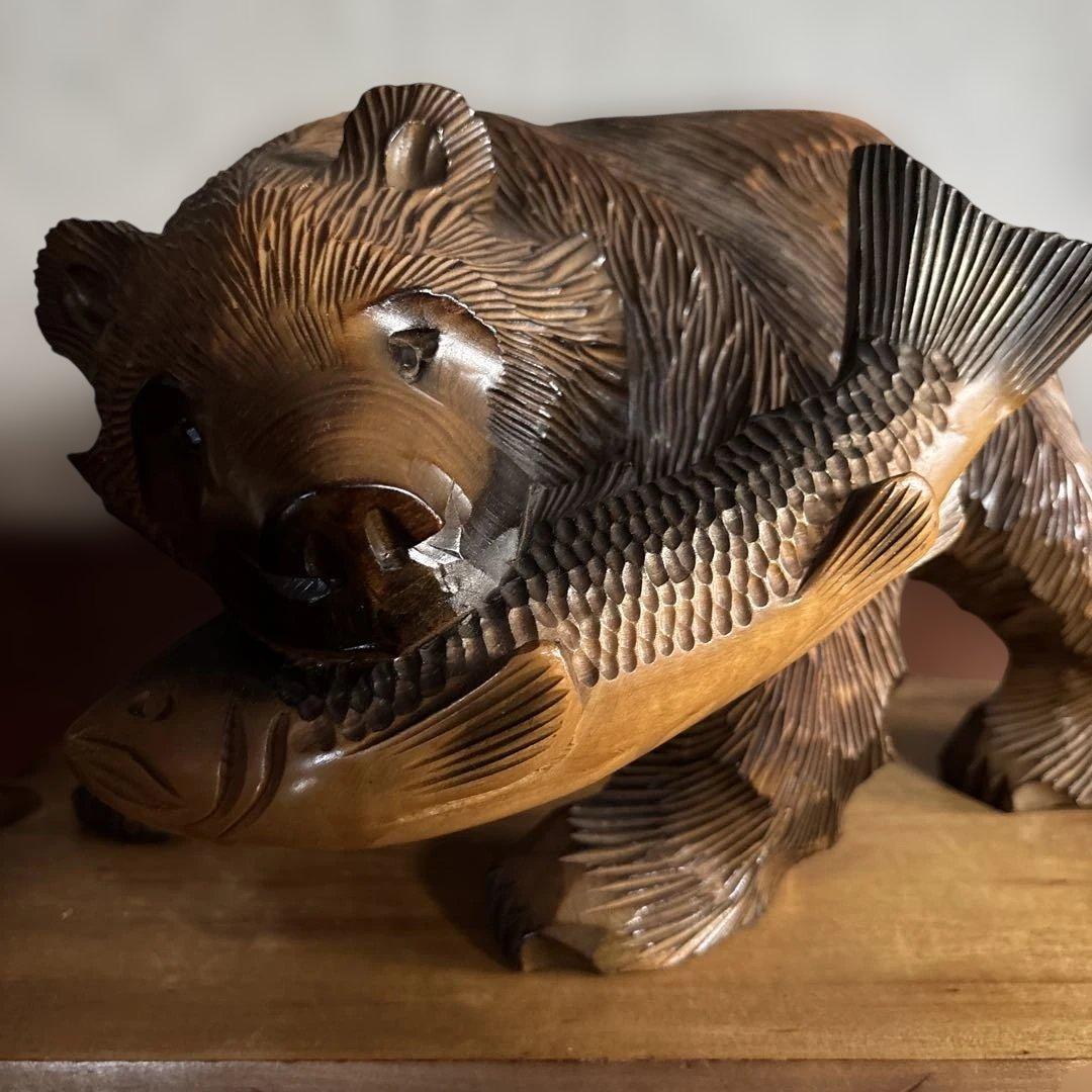 木製クマの彫刻 魚を咥えたデザイン