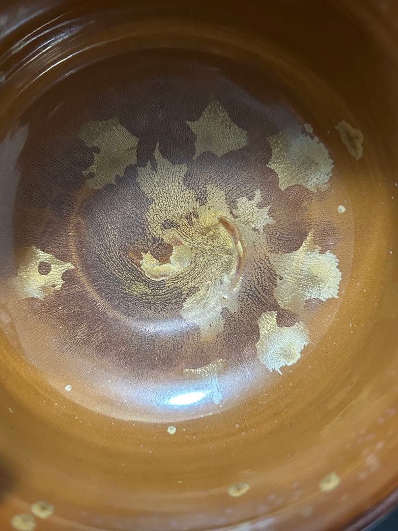 究極の美◾️蔵からコゲ茶色の釉薬に黄金の紋様が浮かび上がる美しい抹茶茶碗が出てきた