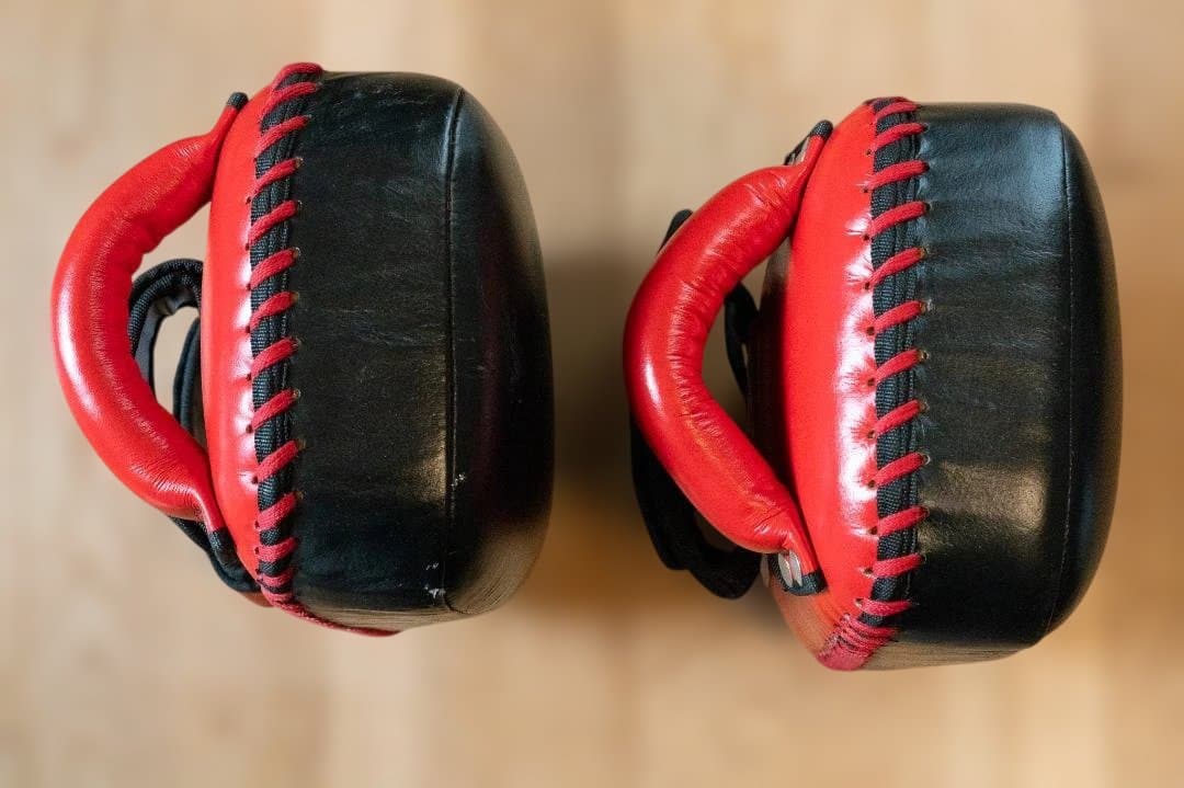 ムエタイ・キックミット 赤/黒 革製