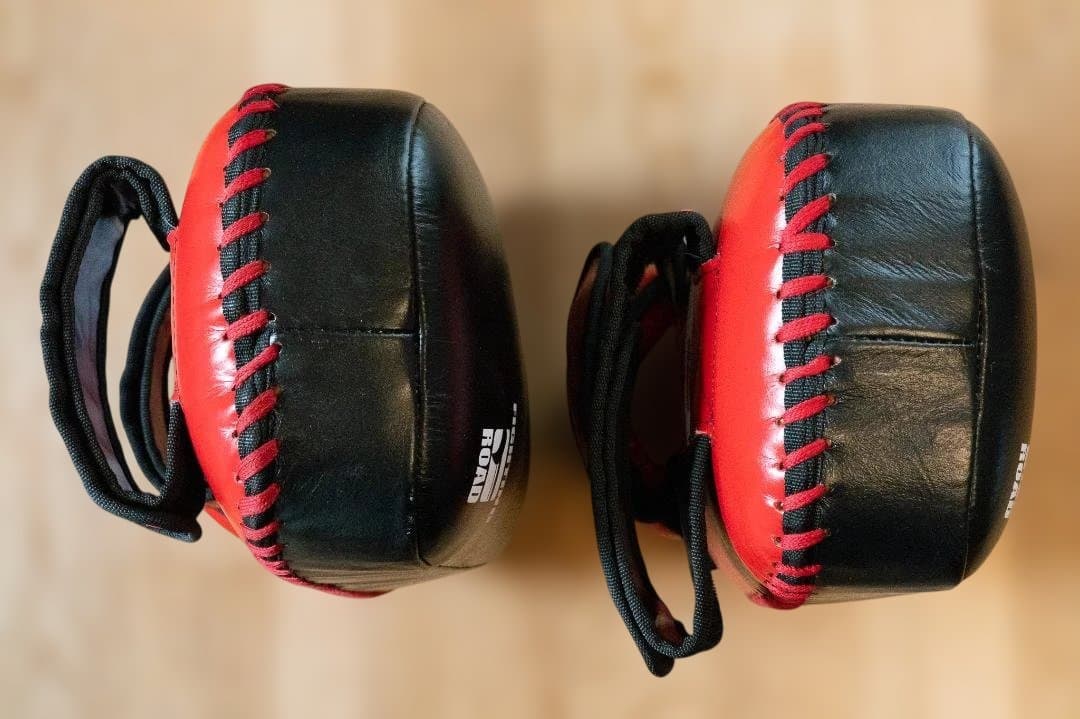 ムエタイ・キックミット 赤/黒 革製