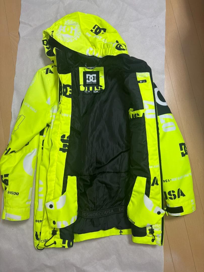 Dc蛍光色のスノーボード・スキーウエア上下セット・サイズ135～140cm