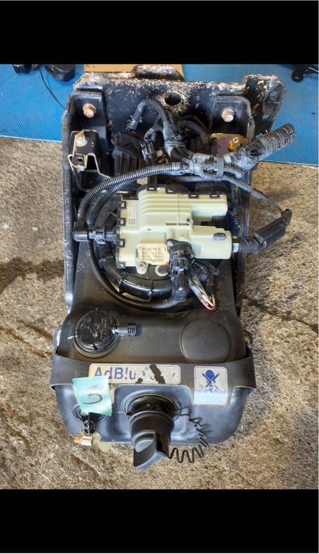 三菱 　ブルーテックキャンター 　4P10 　アドブルータンク 3