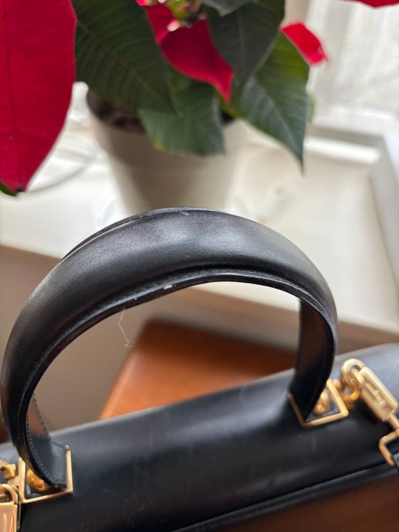 フェラガモ ガンチーニ黒ハンドバッグ　ショルダーストラップ付き