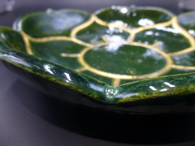 楽吉左衛門　十一代　慶入　青釉桔梗椿紋平鉢／共箱