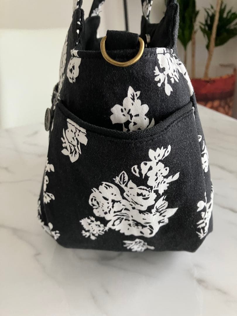 793 にさおり黒と白花柄デニムリメイクバック　ハンドメイド2点