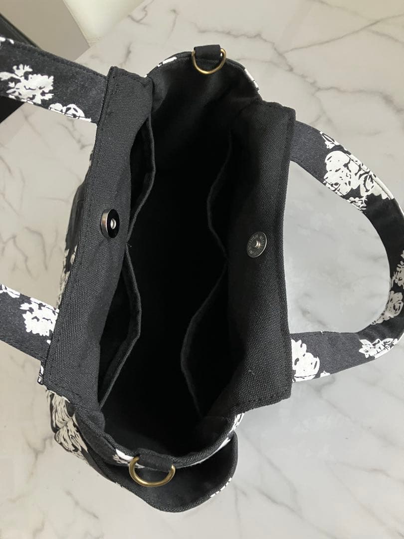 793 にさおり黒と白花柄デニムリメイクバック　ハンドメイド2点