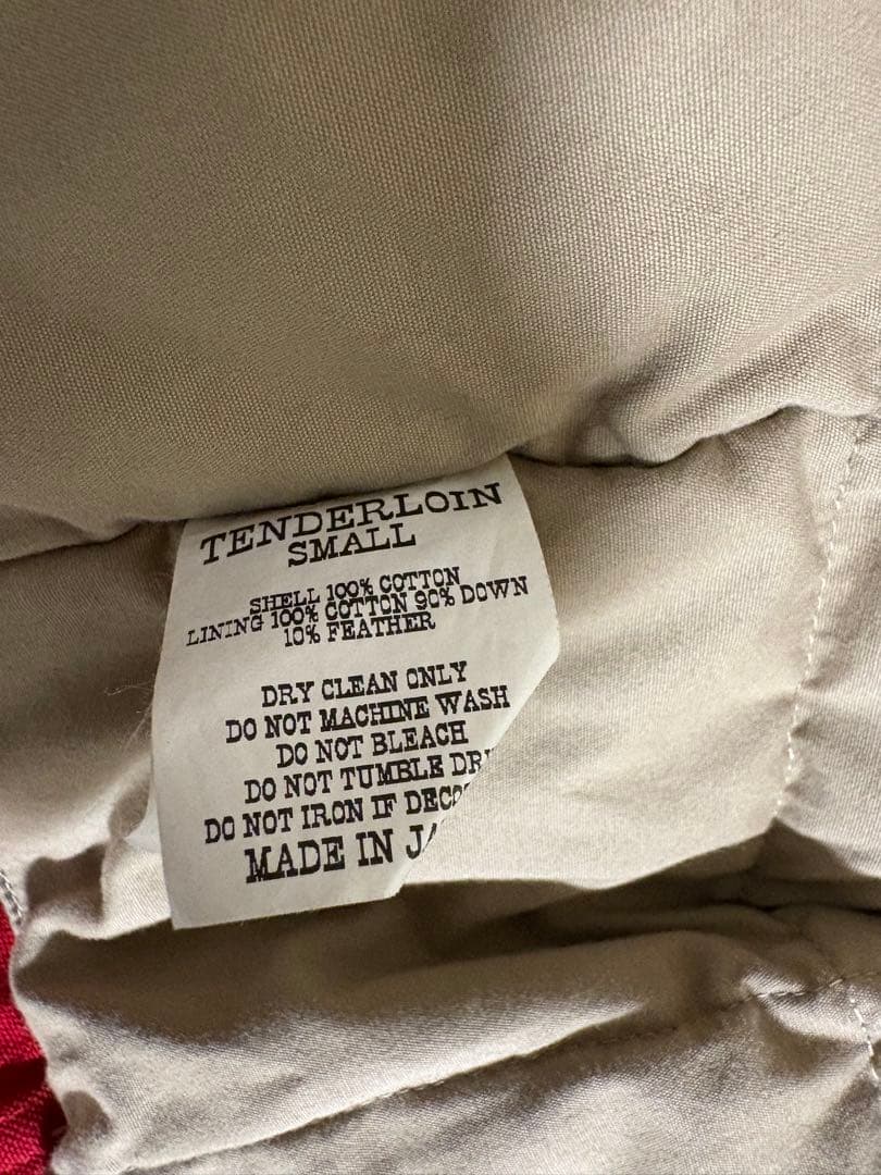 フード付き赤ダウンジャケット