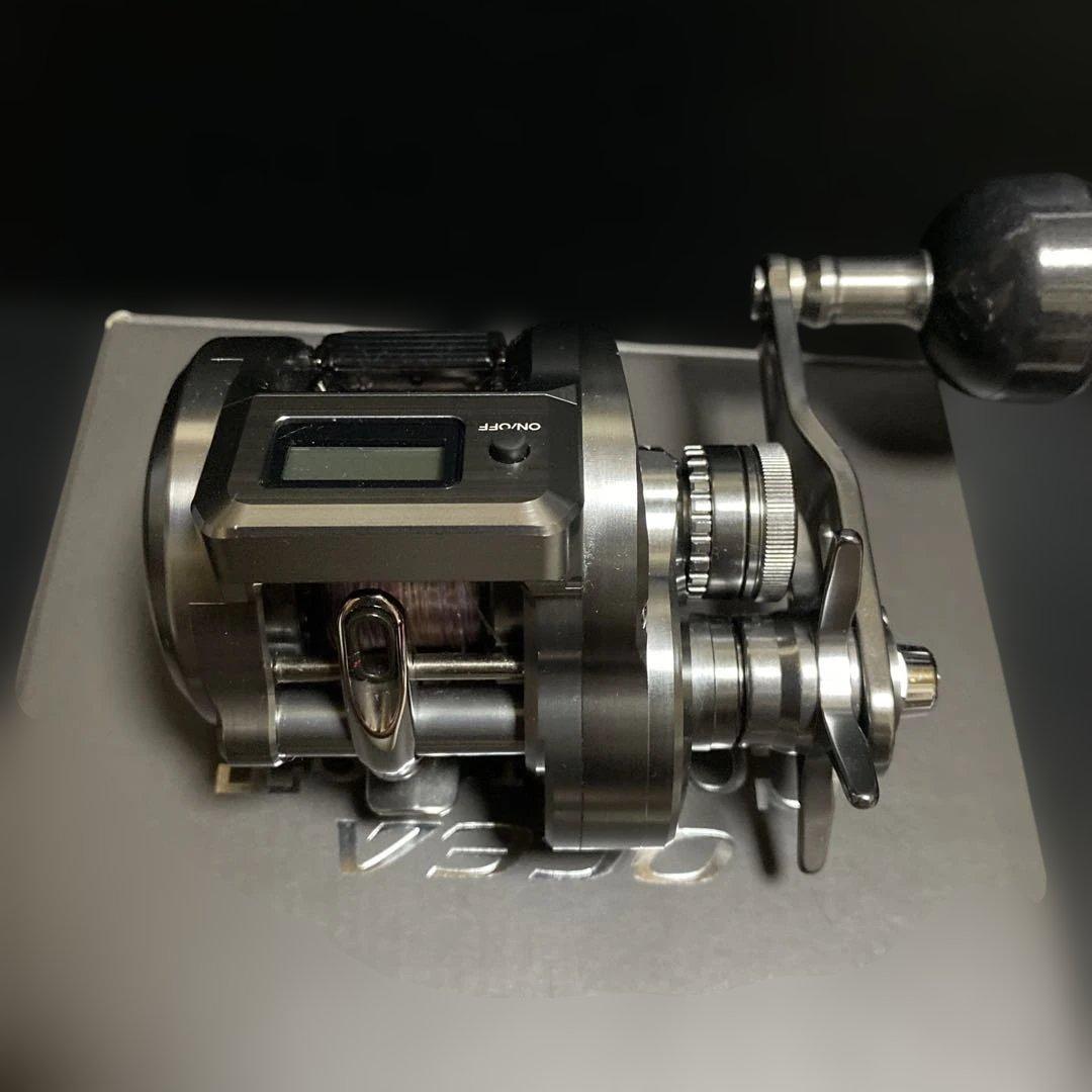 シマノ　24 オシアコンクエストCT 301MG (左)