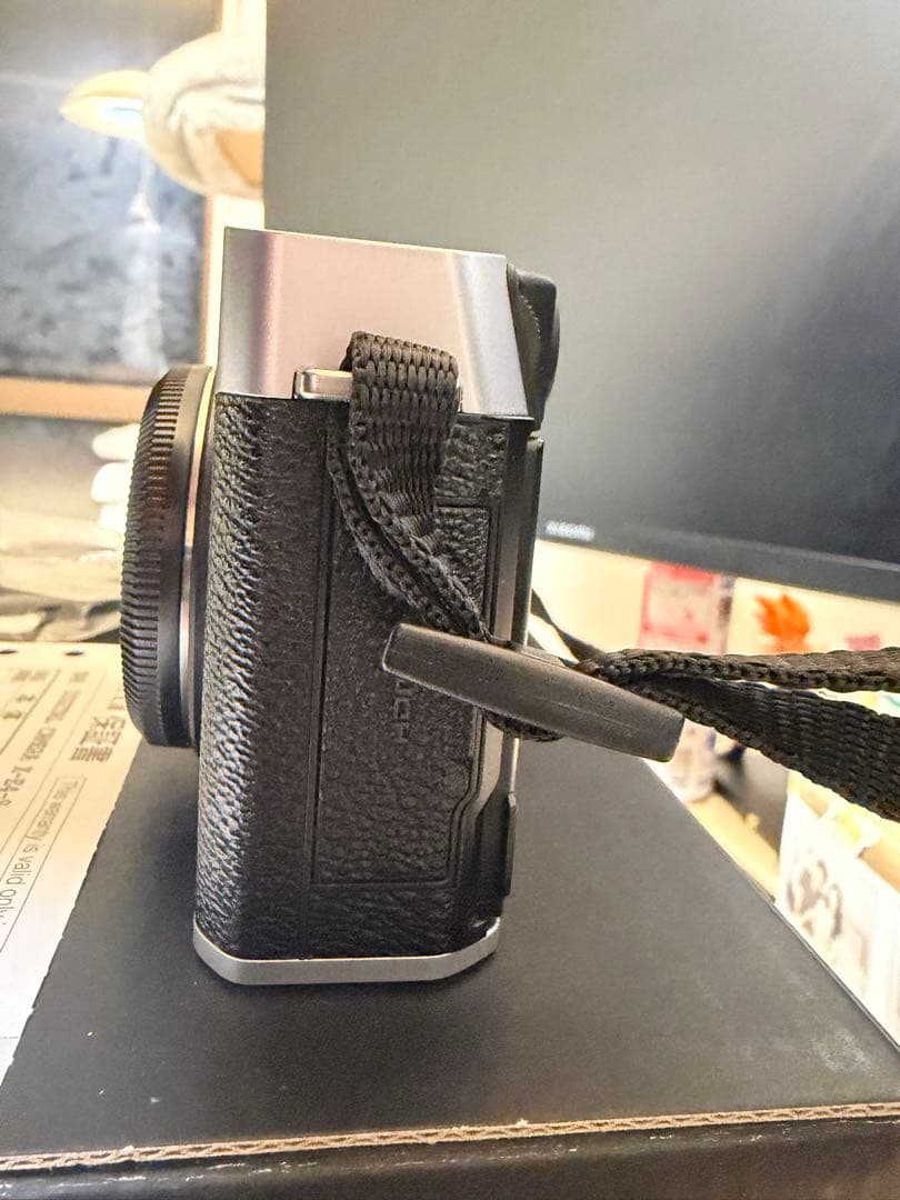 【美品】FUJIFILM X-E4 ボディ シルバー（保証書箱取説等あり）