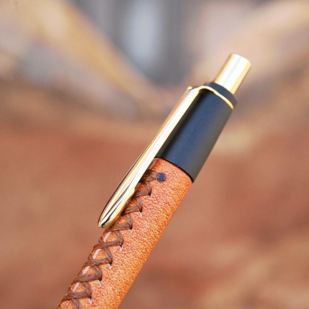 【KW】新品未使用　革軸ペン　ヌメ革 オレンジ　schicksal