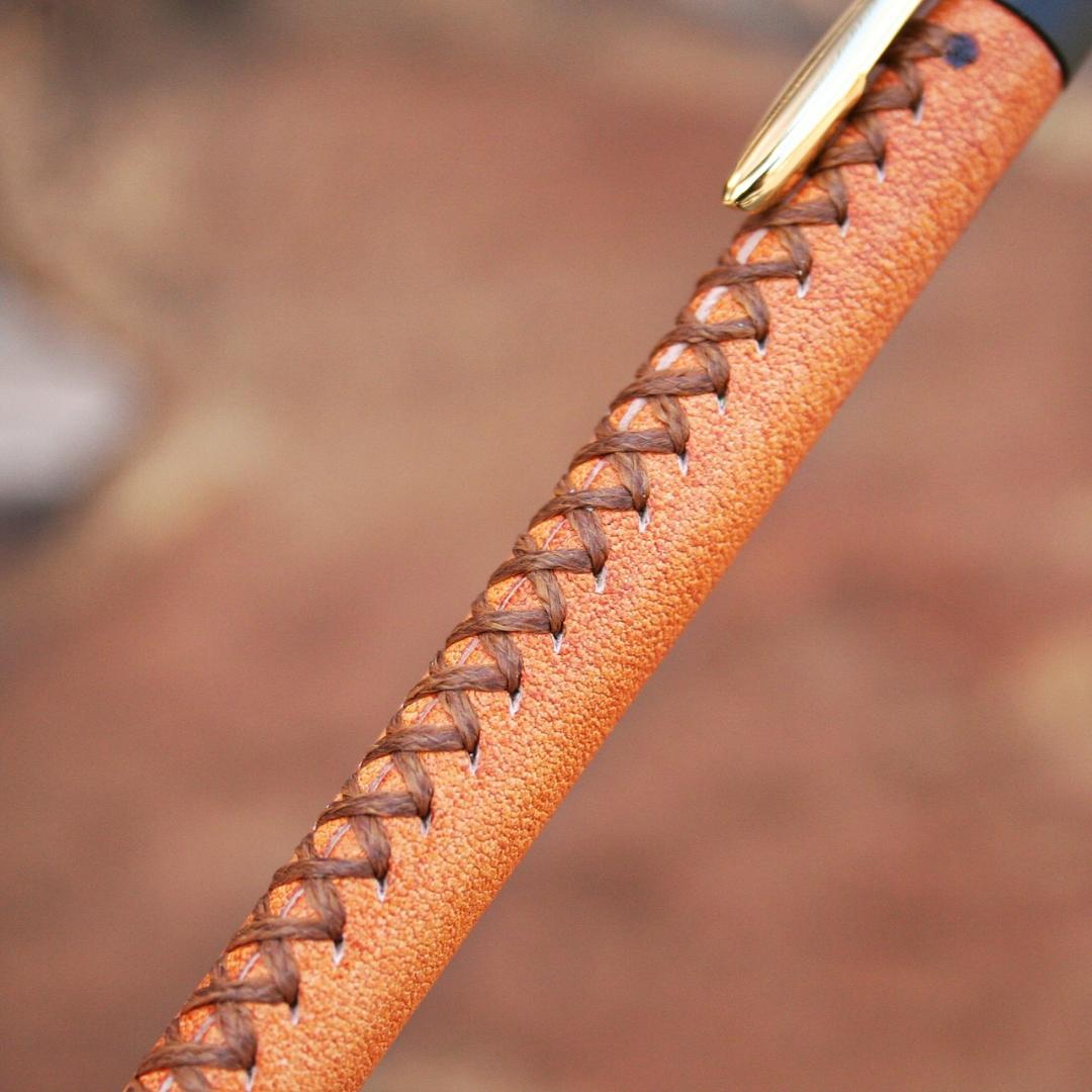 【KW】新品未使用　革軸ペン　ヌメ革 オレンジ　schicksal